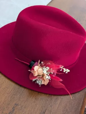 Accessoire de chapeau floral style bohème, hortensia séché, petites fleurs blanches et plumes pour mariage d'automne.