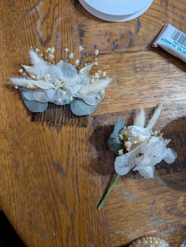 Set d'accessoires floraux bohème pour mariage, avec peigne et boutonnière, composés de roses, gypsophiles séchés et eucalyptus vert-gris.