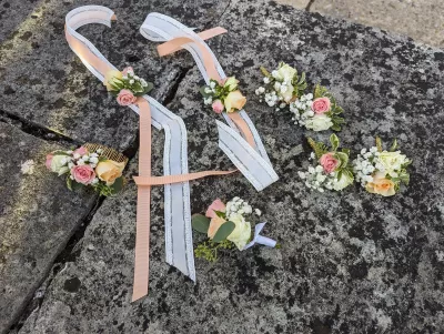 Assortiment d'accessoires floraux pour mariage: boutonniere, bracelet et peigne avec roses, gypsophile.