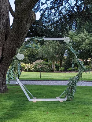 Arche de mariage hexagonale moderne décorée d'eucalyptus luxuriant et de touches d'hortensia blanc à Pessac.