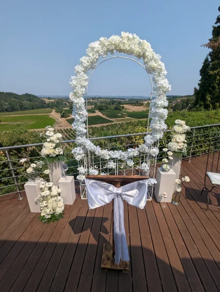 Arche florale de cérémonie en hortensias blancs, colonnes décoratives pour un mariage au Château Isabeau de Naujan