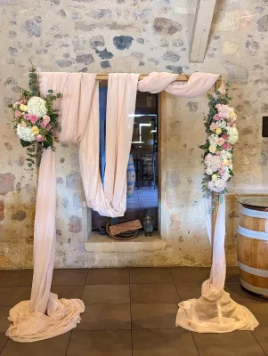 Arche florale champêtre pour le mariage de Elise avec hortensias blancs et roses, roses poudrées et voilage doux.