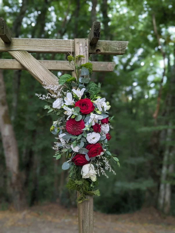 A close-up of the enchanting rustic-chic floral composition for the wedding arch, showcasing roses, dahlias, alstroemeria, and gypsophila.