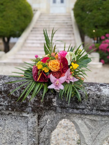 Bouquet de mariée exotique avec anthuriums rouges, roses orange et orchidées roses pour le mariage de Lucie, Saint-Vincent-de-Pertignas.