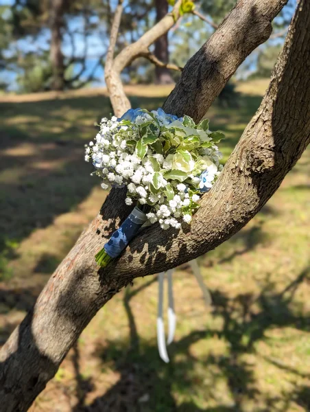 Bouquet à lancer classique avec gypsophile blanc, hortensia bleu et feuillage pour mariage.