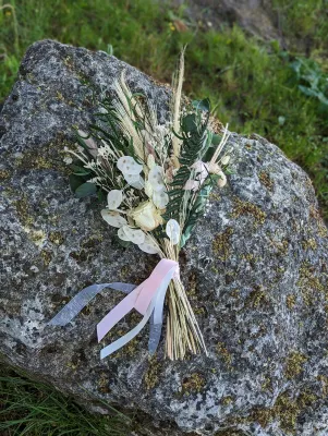 Petit bouquet à lancer bohème lunaria rose séchée mariage Bordeaux