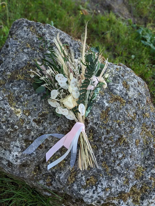 Petite bohemian tossing bouquet with dried lunaria and roses for a Bordeaux wedding