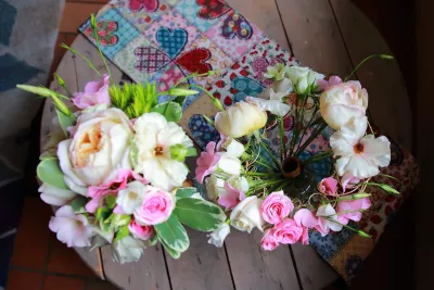 Bouquet à lancer champêtre composé de roses anglaises crèmes et roses spray roses pour un mariage délicat.