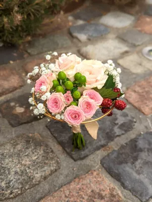 Bouquet a lancer champetre avec roses roses et creme, gypsophile et baies pour un mariage a Saint-Medard-d'Eyrans.