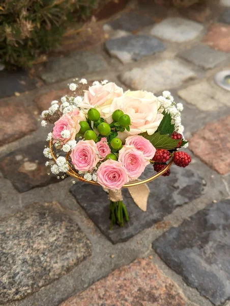Bouquet a lancer champetre avec roses roses et creme, gypsophile et baies pour un mariage a Saint-Medard-d'Eyrans.