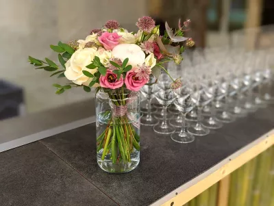 Bouquet à lancer champêtre avec roses crème et fuchsia, lisianthus et eucalyptus, préparé pour le mariage.