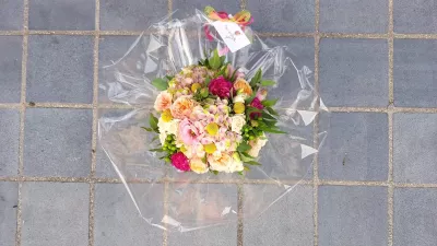 Bouquet à lancer de mariage style classique avec roses, hortensias et craspedia aux teintes rose, pêche et jaune pour un mariage.