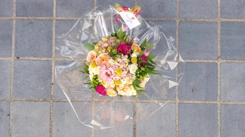Bouquet à lancer de mariage style classique avec roses, hortensias et craspedia aux teintes rose, pêche et jaune pour un mariage.