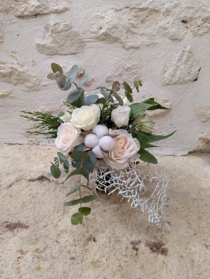 Bouquet à lancer romantique avec roses blanches et pêche, eucalyptus, coton et feuillage givré, mariage d'hiver.