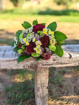 Bouquet de mariée champêtre avec dahlias bordeaux, chrysanthèmes blancs et feuillage vert pour mariage d'été à Lignan-de-Bordeaux.