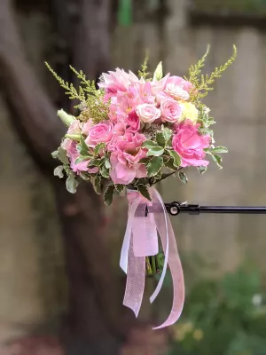 Grand bouquet de mariée bohème avec dahlia rose, roses variés, et rubans flottants, pour un mariage d'été.