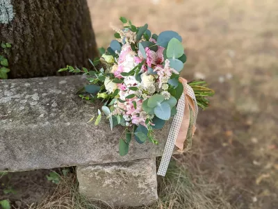 Bouquet de mariée champêtre avec hortensia, alstroemeria et eucalyptus pour le mariage de Kalya à Rions.