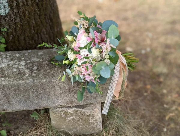 Bouquet de mariée champêtre avec hortensia, alstroemeria et eucalyptus pour le mariage de Kalya à Rions.