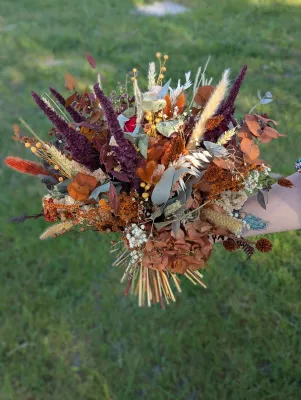 Sophisticated country-style bridal bouquet with terracotta hydrangeas, orange dried flowers and eucalyptus.