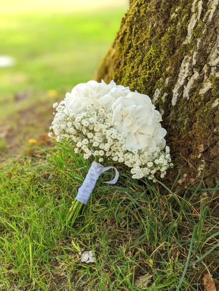 Bouquet de mariée rond et dense avec hortensias blancs et gypsophile vaporeuse, esprit champêtre chic, pour le mariage de Cassandre.