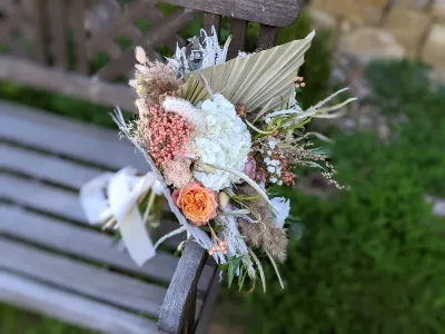 Bouquet de mariée bohème avec hortensia blanc, rose orange, pampa et palmier séché pour un mariage à Loubens.