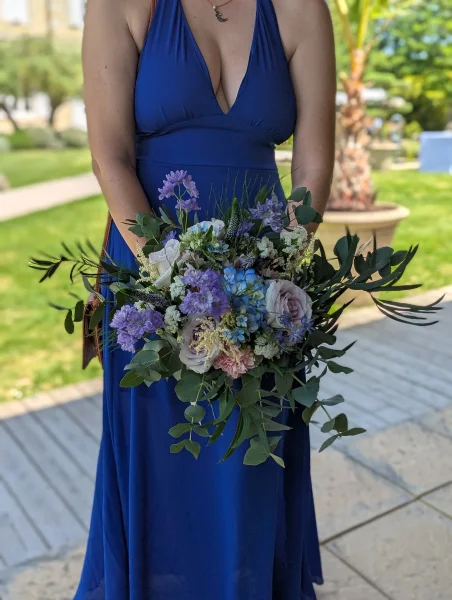 Magnifique bouquet de mariée champêtre pour le mariage de Héloïse, avec hortensias bleus, roses poudrées et feuillage d'eucalyptus