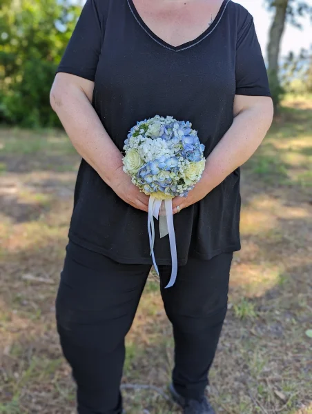 Bouquet de mariée classique avec hortensia bleu, roses crème, gypsophile pour mariage Cécilia à Arcachon.