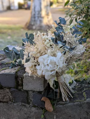 Magnifique bouquet de mariée bohème chic avec hydrangeas séchés, eucalyptus et herbes de pampa pour le mariage de Julie & N.