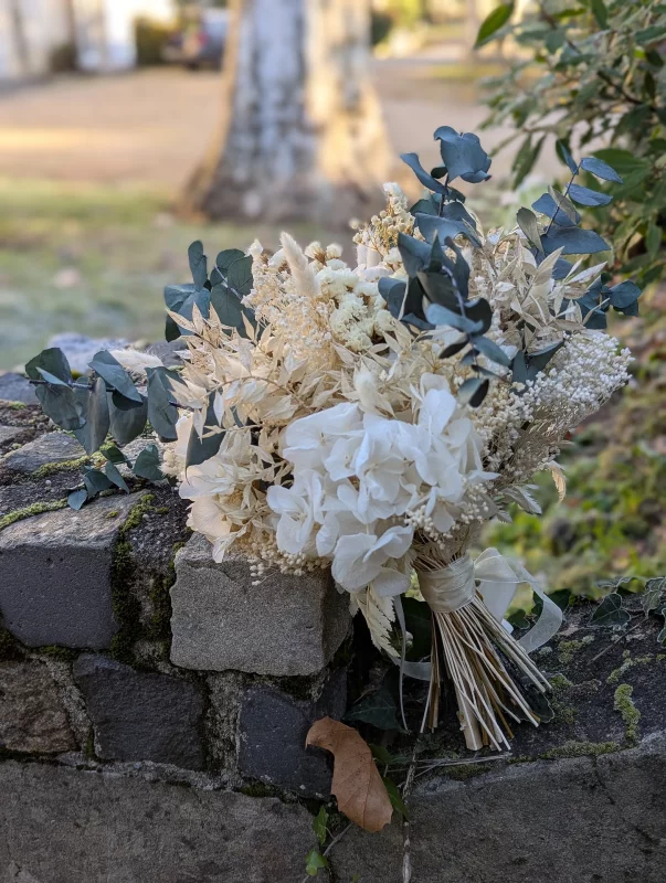 Magnifique bouquet de mariée bohème chic avec hydrangeas séchés, eucalyptus et herbes de pampa pour le mariage de Julie & N.