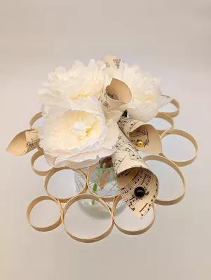 Design floral de bouquet de mariée moderne avec pivoines blanches et éléments graphiques en papier partition.