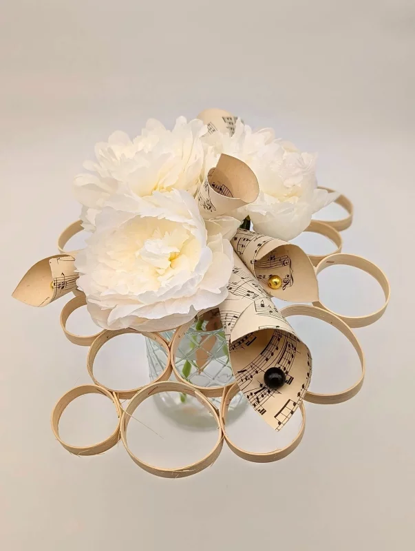 Design floral de bouquet de mariée moderne avec pivoines blanches et éléments graphiques en papier partition.