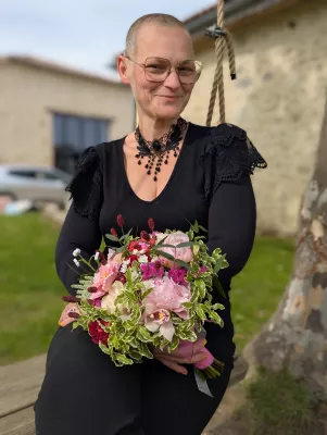Bouquet de mariée sur mesure avec pivoines roses, orchidées et fleurs en perles pour un mariage au Domaine Le Herre à Aillas.