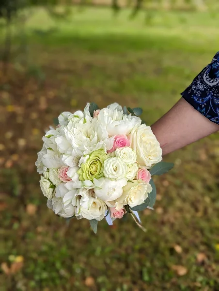 Magnifique bouquet de mariée champêtre et classique avec pivoines, roses, alstroemeria pour le mariage de Jennyfer.