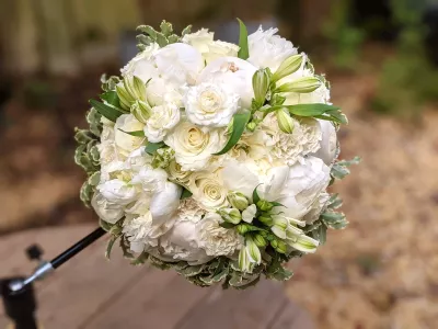 Bouquet de mariée champêtre rond et dense avec pivoines blanches, roses, alstroemeria et œillets, mariage à Plassac.