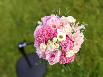 Bouquet de mariée classique avec pivoines roses et roses blanches pour un mariage au Château Grattequina à Blanquefort.