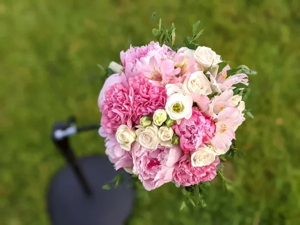 Bouquet de mariée classique avec pivoines roses et roses blanches pour un mariage au Château Grattequina à Blanquefort.