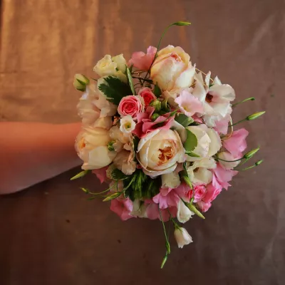Bouquet de mariée champêtre avec roses anglaises crème, roses spray roses et feuillage vert pour un mariage élégant.