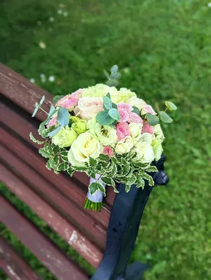 Bouquet de mariée champêtre, composé de roses blanches, roses pâles, et feuillage d'eucalyptus pour le mariage de Sam.