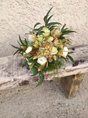 Bouquet de mariée style bohème champêtre avec roses, blé séché et feuillage d'eucalyptus pour le mariage de Sophie.
