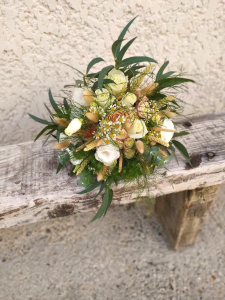 Bouquet de mariée style bohème champêtre avec roses, blé séché et feuillage d'eucalyptus pour le mariage de Sophie.