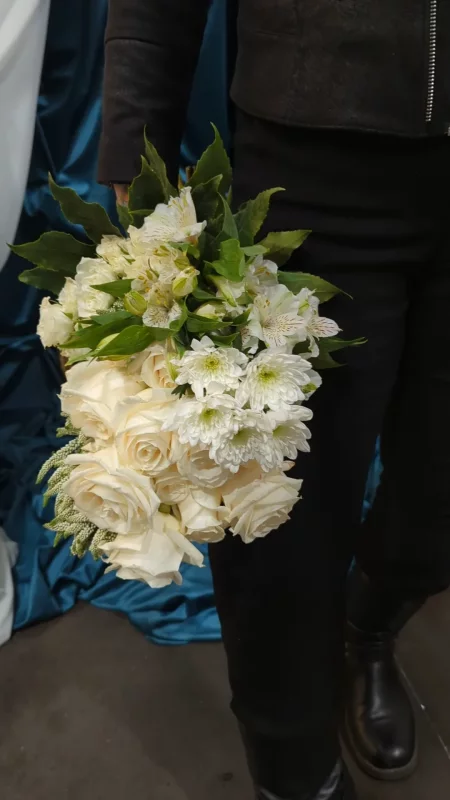 Bouquet de mariée classique entièrement blanc avec roses, chrysanthèmes et alstroemerias pour un mariage d'hiver élégant.