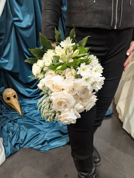 Bouquet de mariée classique entièrement blanc avec roses, chrysanthèmes et alstroemerias pour un mariage d'hiver élégant.