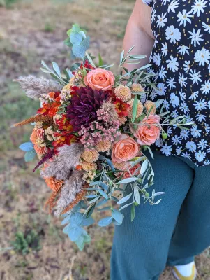 Bouquet de mariee boheme chic pour le mariage de Stephanie avec roses peches, dahlia prune et pampas, Manoir Saint Gervais.