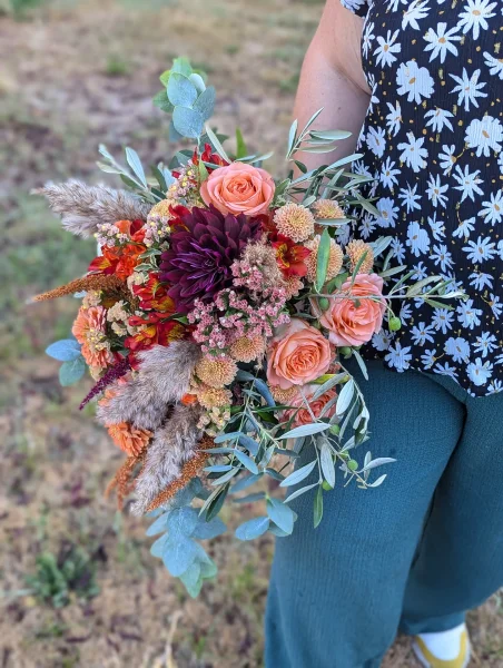 Bouquet de mariee boheme chic pour le mariage de Stephanie avec roses peches, dahlia prune et pampas, Manoir Saint Gervais.