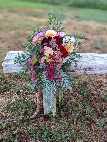 Magnifique bouquet de mariée style champêtre bohème avec roses, dahlias et amarante tombante, pour un mariage à Génissac.