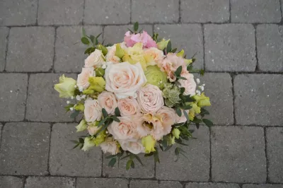 Superbe bouquet de mariée bohème, composé de roses poudrées et jaune crème, lisianthus, eucalyptus et petites fleurs blanches.