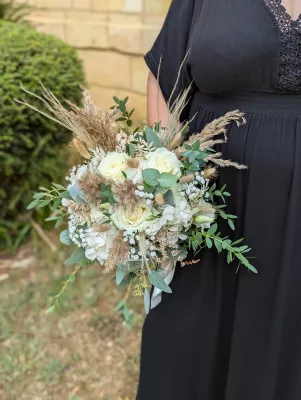 Grand bouquet de mariée bohème avec roses blanches, hortensias, eucalyptus et herbes de pampas, parfait pour l'été.