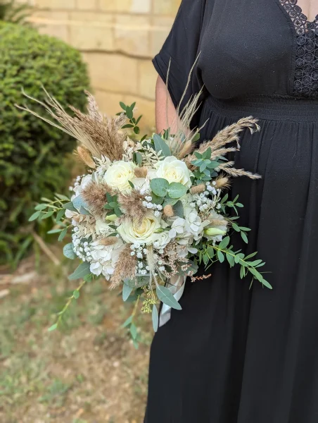 Grand bouquet de mariée bohème avec roses blanches, hortensias, eucalyptus et herbes de pampas, parfait pour l'été.