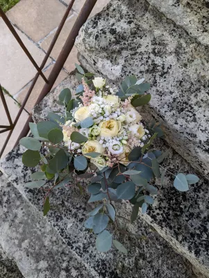 Bouquet de mariée champêtre du mariage de Sandra, avec roses, lisianthus, eucalyptus et gypsophile à Saint-Vincent-de-Pertignas.