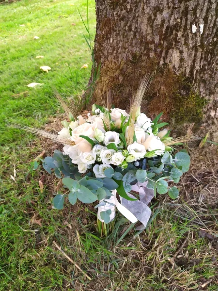 Grand bouquet de mariée champêtre, avec roses, lisianthus, eucalyptus et blé, pour un mariage estival élégant et naturel.